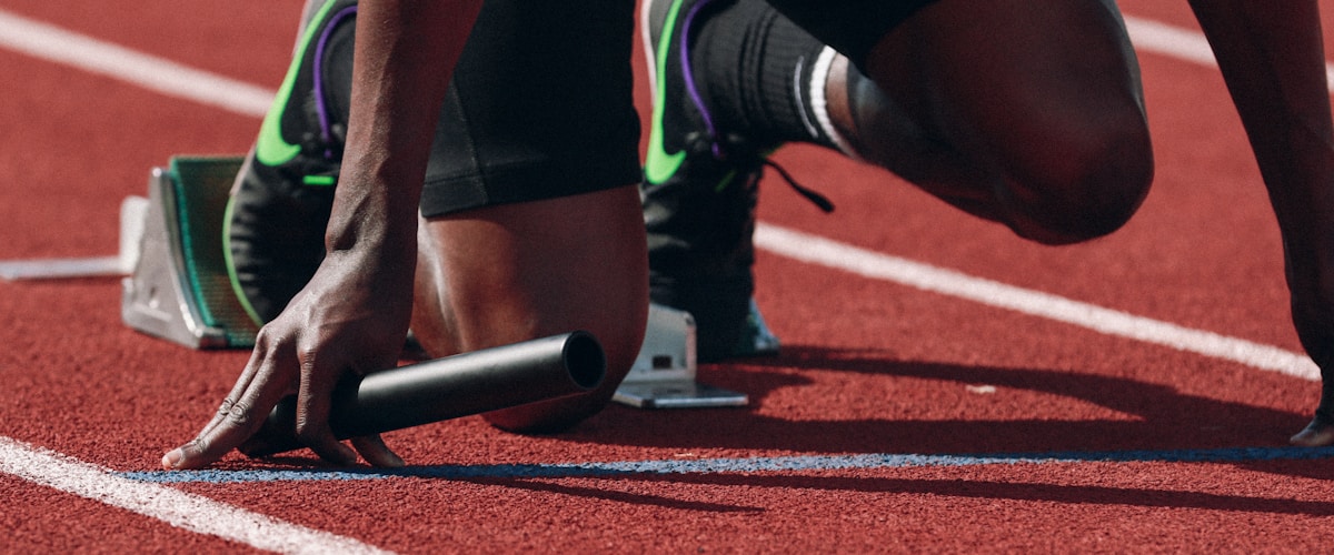 现代体育场馆内巨大屏幕正在直播足球比赛，观众席座无虚席