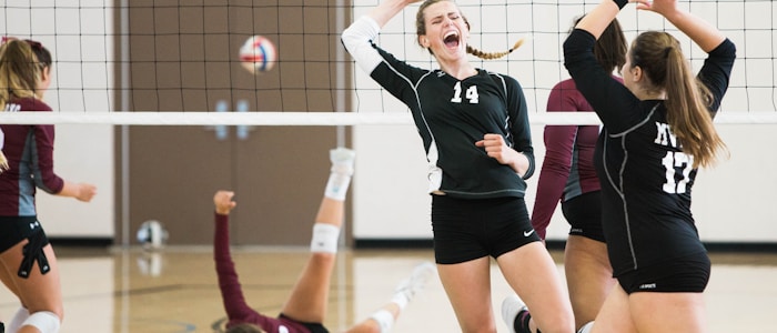 NBA比赛现场观众欢呼气氛热烈