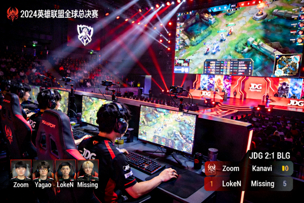 英雄联盟电竞比赛直播画面，选手在舞台上激烈对战